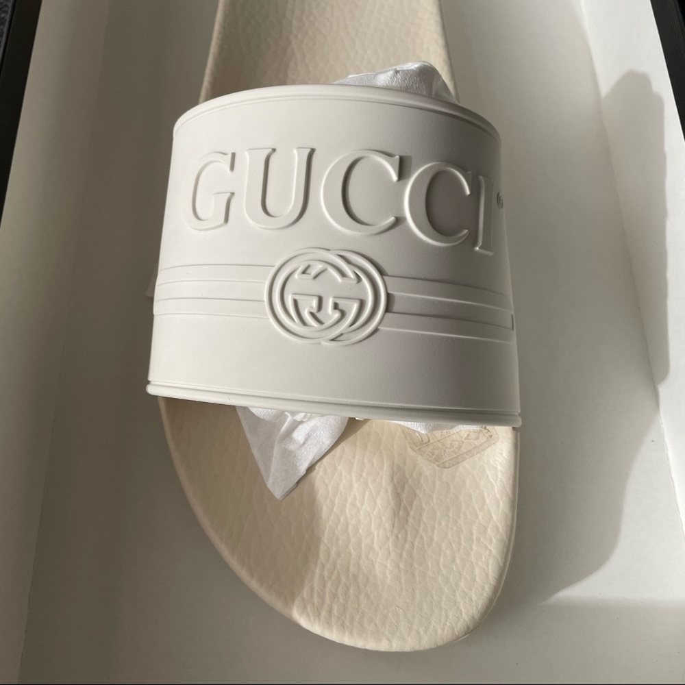 Gucci Men’s Logo Rubber Slide Sandal in Ivory - Picture 4 of 9
